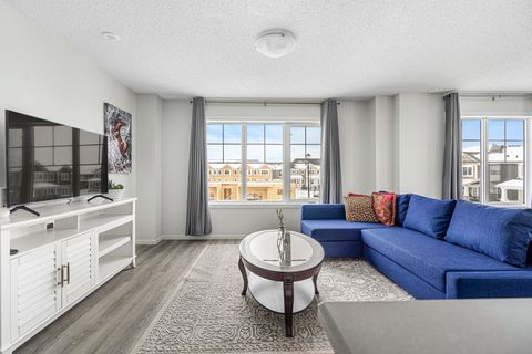 Living Room w Smart TV & Pull Out Couch