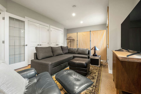 Living room area with 50" TV