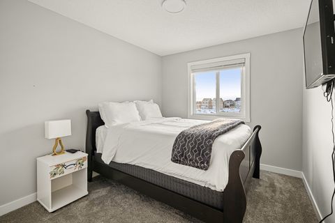 Queen Bed (Bedroom #2 Upstairs)