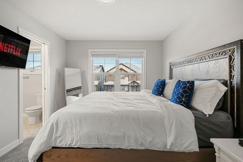 Main Bedroom with Smart TV, Connected Bathroom with Shower