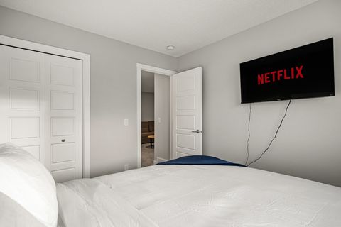 Queen Bed (Bedroom #3 Upstairs)