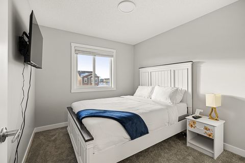 Queen Bed (Bedroom #3 Upstairs)