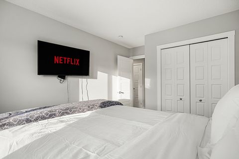 Queen Bed (Bedroom #2 Upstairs)