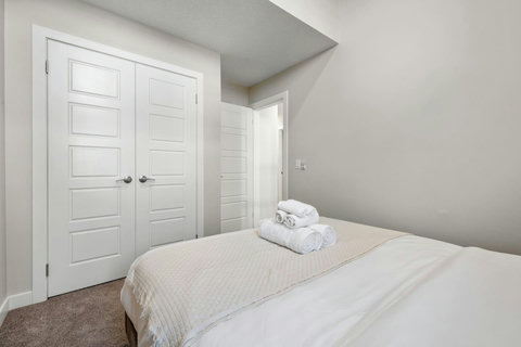 Beautiful cozy bedroom with quality queen mattress, duvet and complete towel sets.