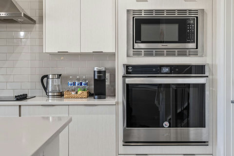 Modern and roomy fully equipped kitchen with knife set, keurig coffee machine (coffee pods included), tea, electric kettle, dishwasher, and more!