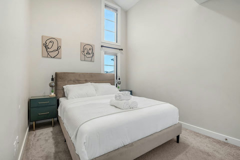 Beautiful cozy bedroom with quality queen mattress, duvet and complete towel sets.