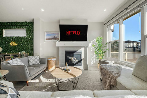Cozy, luxurious & modern living room with a placce for everyone to connect, 65 Smart TV with Netflix shows, movies and more!