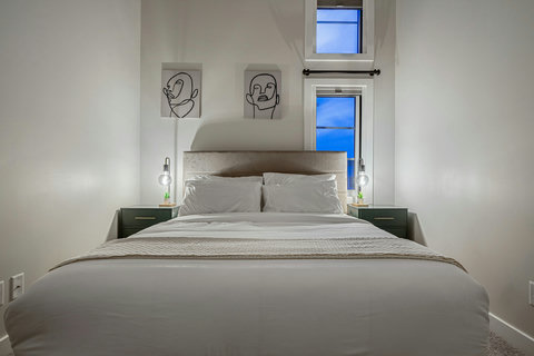 Beautiful cozy bedroom with quality queen mattress, duvet and complete towel sets.