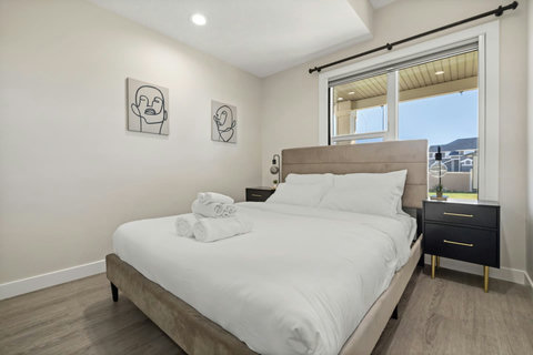 Beautiful cozy bedroom with quality queen mattress, duvet and complete towel sets.