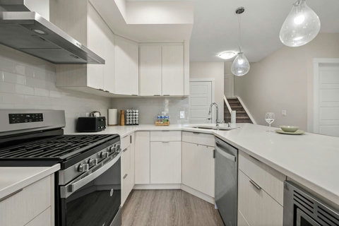 Fully equipped kitchen with knife set, keurig coffee machine (coffee pods included), tea, electric kettle, dishwasher, and more!