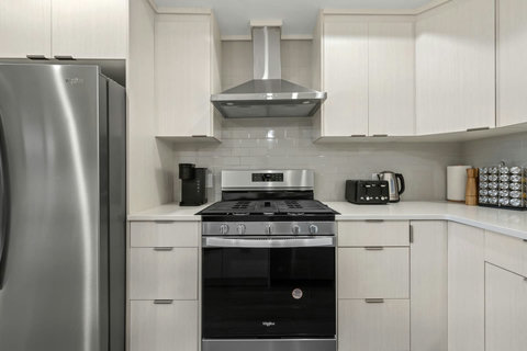Fully equipped kitchen with knife set, keurig coffee machine (coffee pods included), tea, electric kettle, dishwasher, and more!