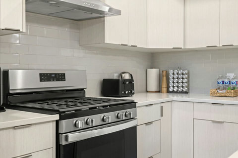 Fully equipped kitchen with knife set, keurig coffee machine (coffee pods included), tea, electric kettle, dishwasher, and more!