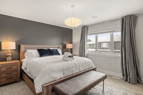 Luxurious king bed, large walk in closet & private in-suite bathroom
