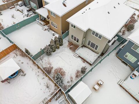 Large Private Home - Minutes away from Anthony Henday & Airport