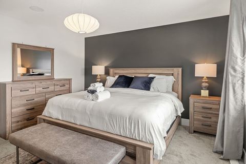 Luxurious king bed, large walk in closet & private in-suite bathroom