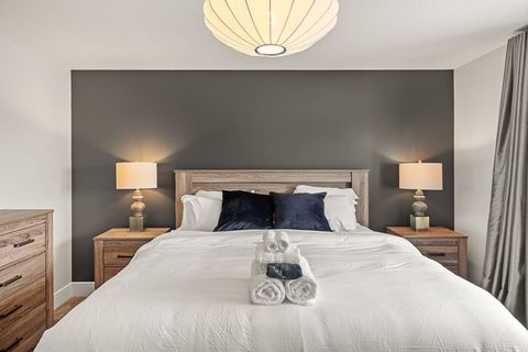 Luxurious king bed, large walk in closet & private in-suite bathroom