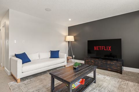 2nd Living room equipped with 65" smart TV, Netfix, Boardgames