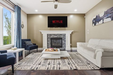 Beautiful, modern & luxurious Living space, 65" TV, Netflix
