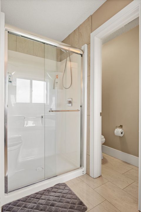 Luxurious & large master bathroom, rain shower, soaker tub, double sink