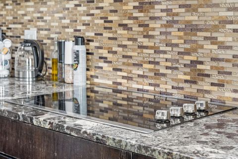 Fully-equipped kitchen, boasting a ice maker, modern appliances, and a coffee machine for your morning brew.
