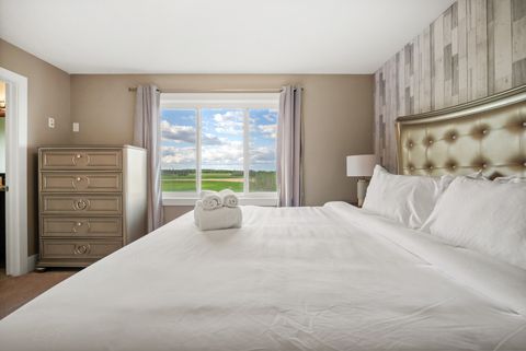 Luxurious king bed, large walk in closet & private in-suite bathroom