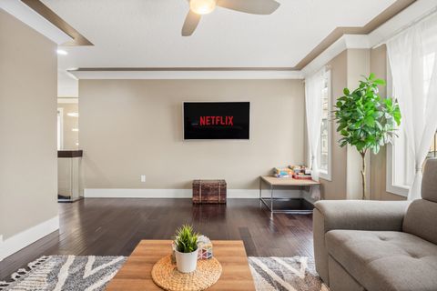 2nd Beautiful, modern & luxurious Living space, 55" TV, Netflix