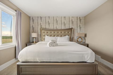 Luxurious king bed, large walk in closet & private in-suite bathroom