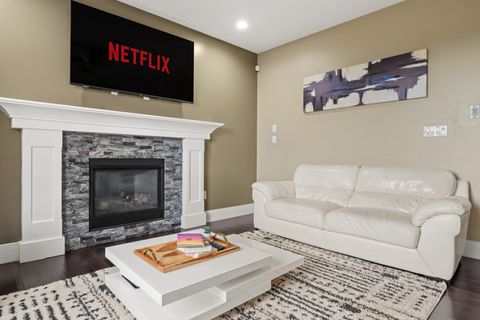 Beautiful, modern & luxurious Living space, 65" TV, Netflix