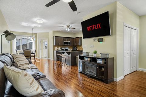 Beautiful, modern & luxurious Living space, 65" TV, Netflix