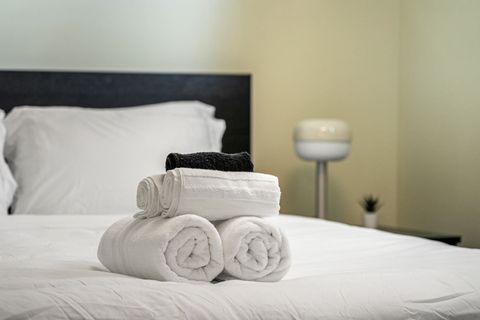 Queen bed - Bedroom #4