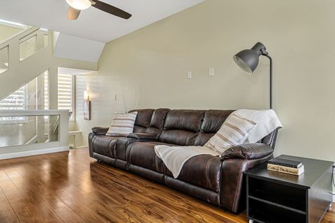 Beautiful, modern & luxurious Living space, 65" TV, Netflix