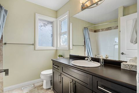 Luxurious & large master bathroom, shower, tub, sink