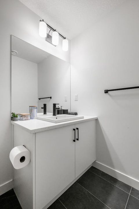 Indulge in the comfort of two full-size bathrooms, thoughtfully stocked with luxury plush bath, hand, and makeup towels. We also provide essential items like cotton pads, Q-tips, toilet paper, and a hairdryer. For your convenience, enjoy our quality and h