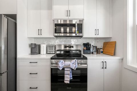 Step into a brand-new, modern kitchen fully stocked for your convenience. It features a seasoning kit, a premium knife set, and a Keurig machine with complimentary coffee pods. You’ll have everything you need to cook and enjoy your meals in style, with ad