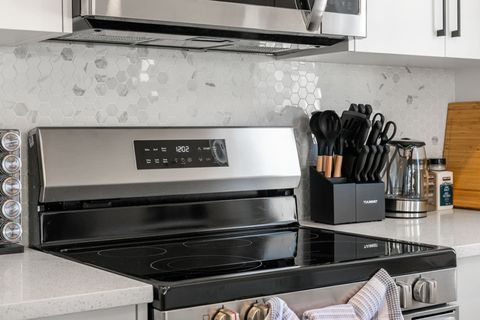 Step into a brand-new, modern kitchen fully stocked for your convenience. It features a seasoning kit, a premium knife set, and a Keurig machine with complimentary coffee pods. You’ll have everything you need to cook and enjoy your meals in style, with ad