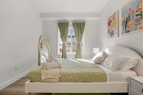 Designed with style and comfort in mind, Bedroom #2 is a guest favorite. The room features a queen-size bed, plush linens, and tasteful décor that offers both elegance and coziness. You’ll feel right at home in this inviting space.