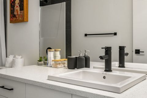 Indulge in the comfort of two full-size bathrooms, thoughtfully stocked with luxury plush bath, hand, and makeup towels. We also provide essential items like cotton pads, Q-tips, toilet paper, and a hairdryer. For your convenience, enjoy our quality and h