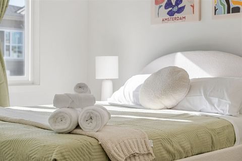 Designed with style and comfort in mind, Bedroom #2 is a guest favorite. The room features a queen-size bed, plush linens, and tasteful décor that offers both elegance and coziness. You’ll feel right at home in this inviting space.