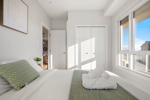 Queen size bed with 3 layers of luxury linen and blankets.