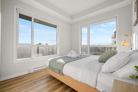 Queen size bed with 3 layers of luxury linen and blankets.