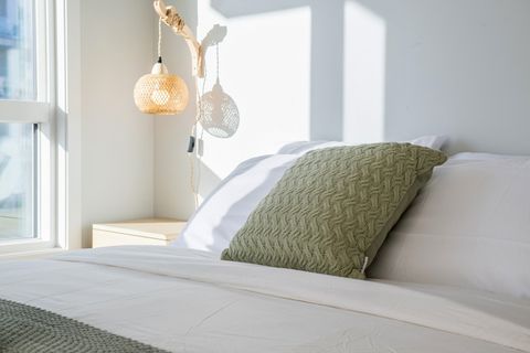 Queen size bed with 3 layers of luxury linen and blankets.