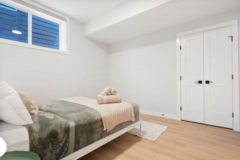 Queen bedroom with medium - firm mattress & extra cozy moody night lamps.