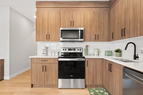 Dishwasher, oven, microwave, coffee maker, knife set you name it. We got it all!