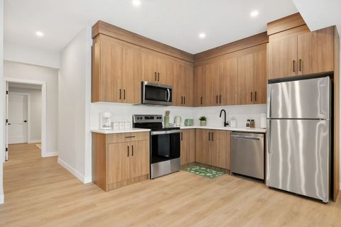 Dishwasher, oven, microwave, coffee maker, knife set you name it. We got it all!