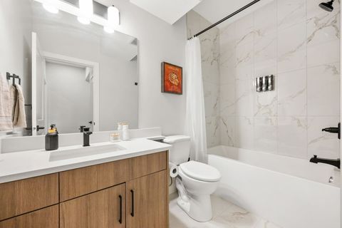 Full size 4 piece bathroom with Shampoo, Condition & Body wash