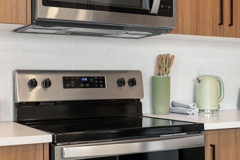 Dishwasher, oven, microwave, coffee maker, knife set you name it. We got it all!