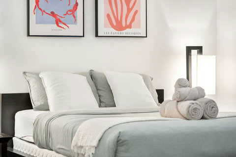 Cozy & Comfortable Queen Bedroom with premium linens, bath and hand towels.