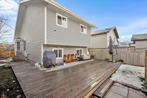 Rear deck/patio for your use! Incl. BBQ and outdoor furniture