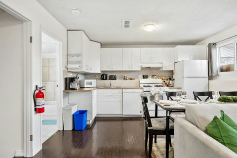 Enjoy and cook up your favorite meal with a fully stocked kitchen, dining table & chairs with a great view of the TV.