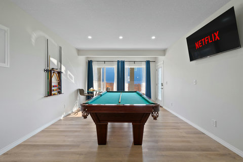 8' Pool Table with Seating & 50" Smart TV